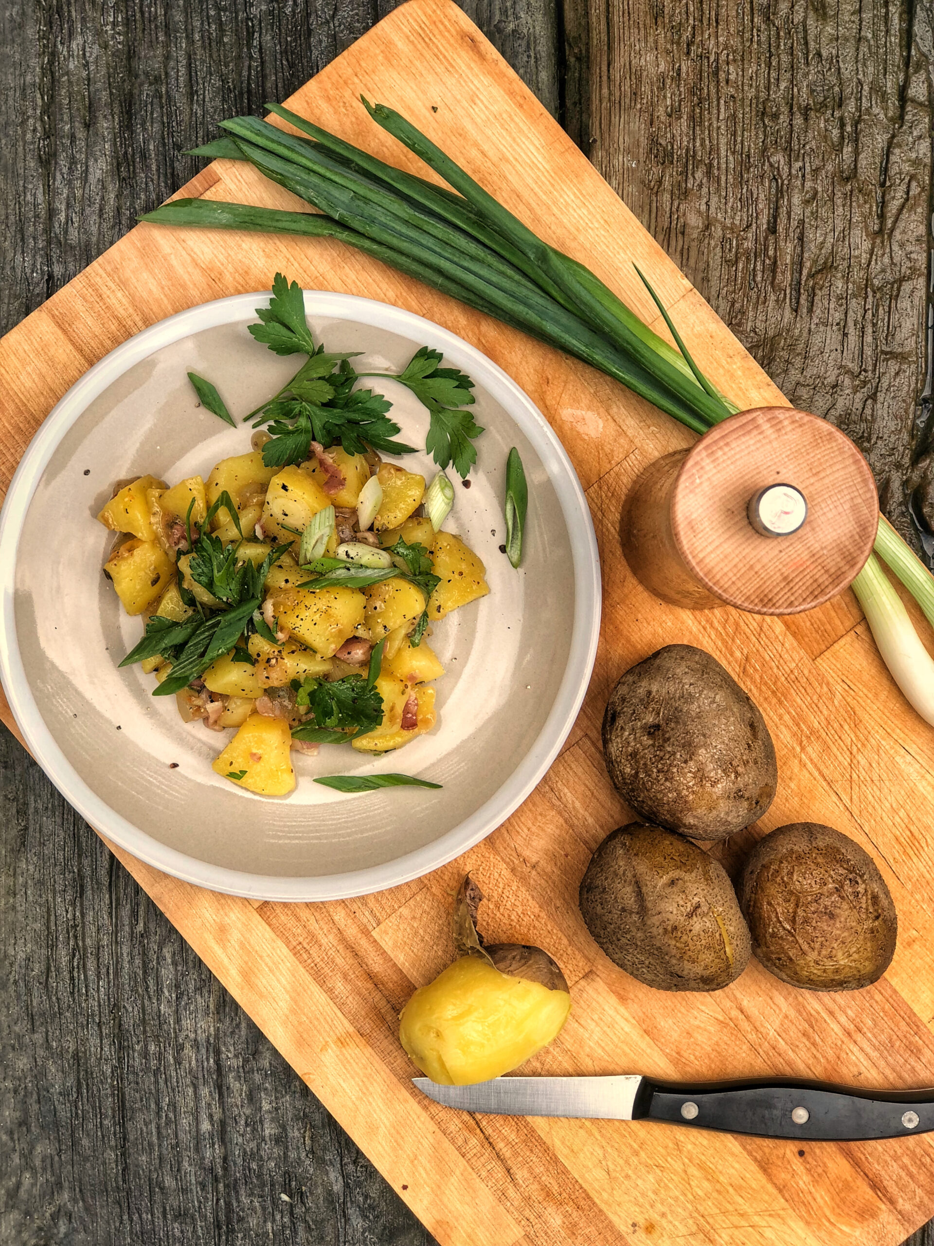 Kartoffelsalat mit Brühe, Rosmarin und Speck – Farbbechers Cuisine